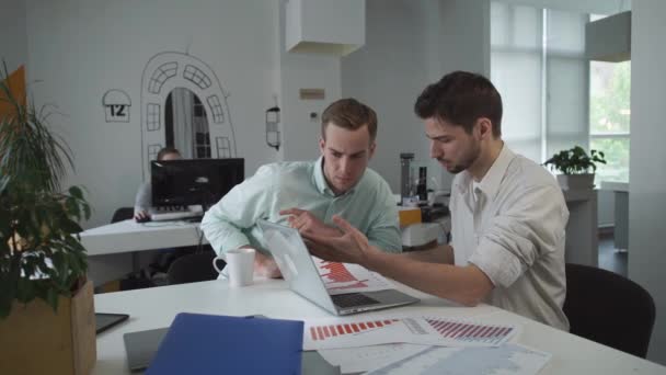 Chef du département marketing vérification du rapport avec les données à l'ordinateur . — Video