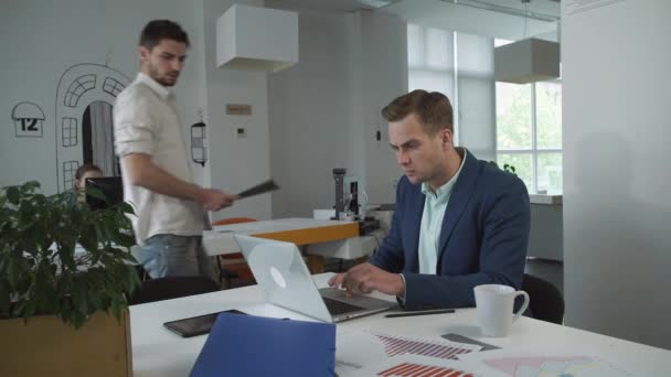 Jonge man ondernemer komt naar de office-belastingadviseur voor raadpleging. — Stockvideo