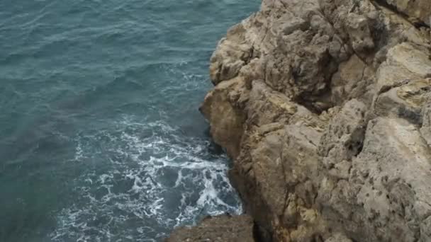 Le onde che battono contro le rocce — Video Stock