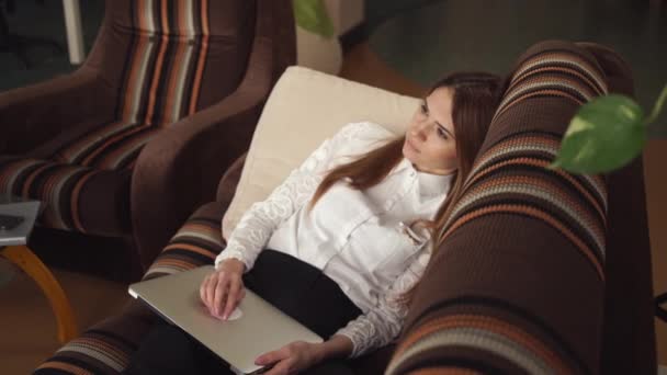 Mujer de negocios cansada tiene un descanso después de la jornada laboral . — Vídeos de Stock