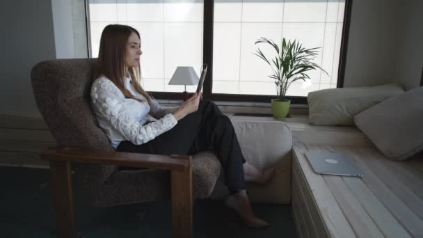 Mulher atraente tem videochamada no tablet touch . — Vídeo de Stock