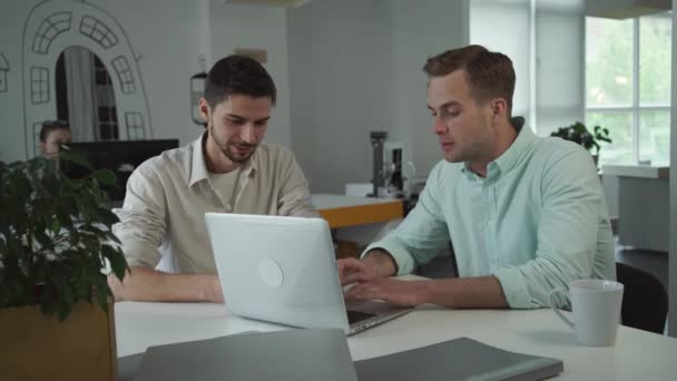 Tim bisnis profesional muda bekerja dalam ruang kantor modern dan ringan . — Stok Video