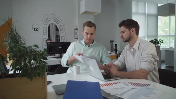 Zakenpartner bijeen voor het bespreken van financieel verslag. — Stockvideo