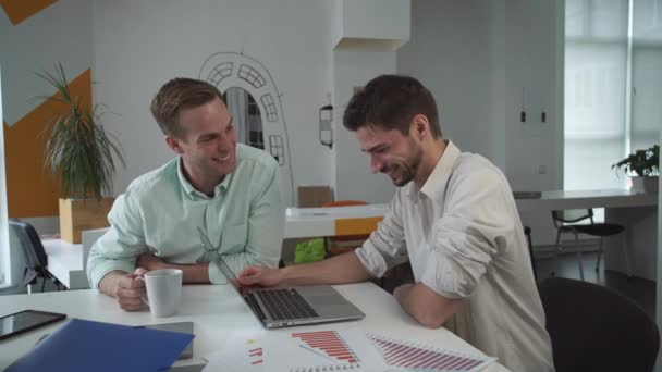 Jungunternehmerteam macht Kaffeepause im Büro. — Stockvideo