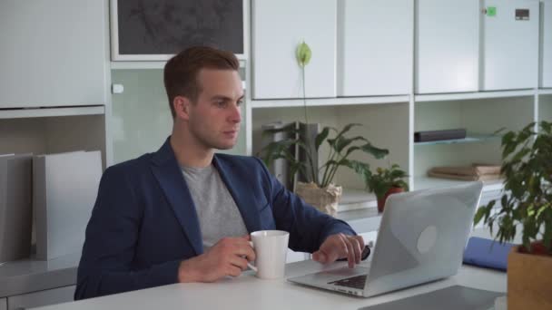 Mladý podnikatel pracující na počítači v kanceláři. — Stock video