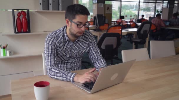 Joven empresario profesional que trabaja en la oficina creativa moderna . — Vídeo de stock