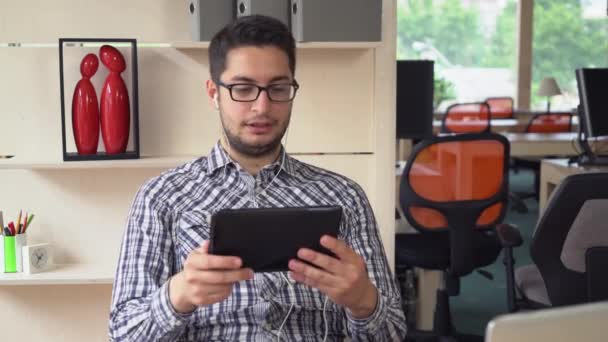 Mutlu profesyonel iş adamı video konferans tablete vardır.. — Stok video