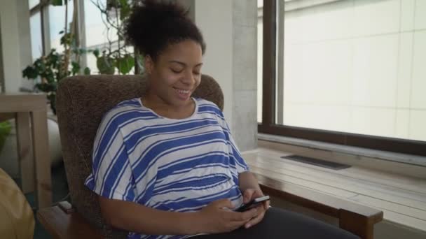 Retrato jovem mulher feliz usando o aplicativo no smartphone . — Vídeo de Stock