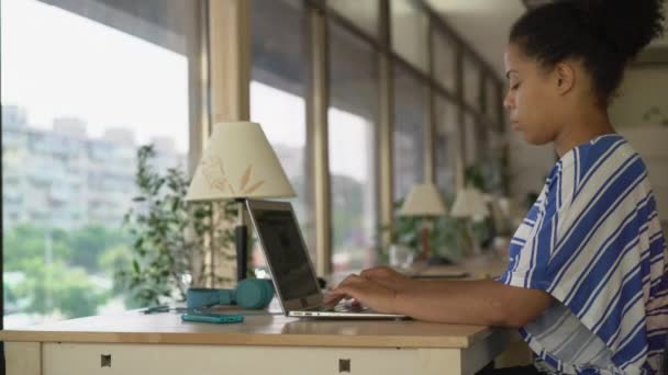 Attraktive junge Geschäftsfrau, die im Büro am Computer arbeitet — Stockvideo