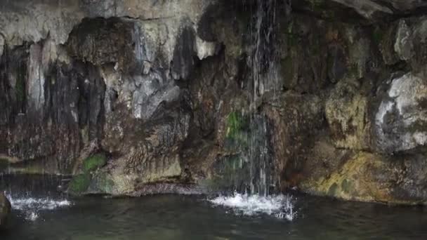 Schöner Wasserfall in den Bergen. — Stockvideo