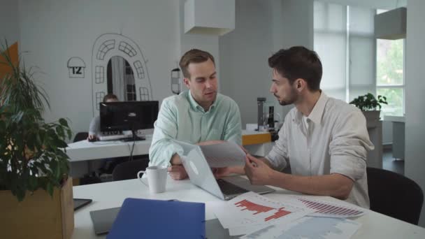 Équipe de jeunes entreprises travaillant avec des diagrammes et des graphiques financiers . — Video