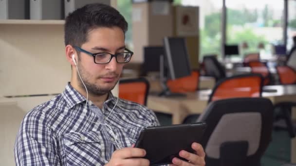 Retrato jovem profissional homem tem chamada de vídeo na tela sensível ao toque tablet . — Vídeo de Stock