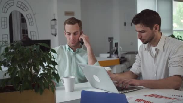 Team junger Geschäftsleute, die morgens im Büro arbeiten. — Stockvideo