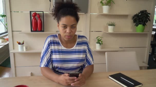 Mixed Race-Frau per App auf Smartphone. — Stockvideo