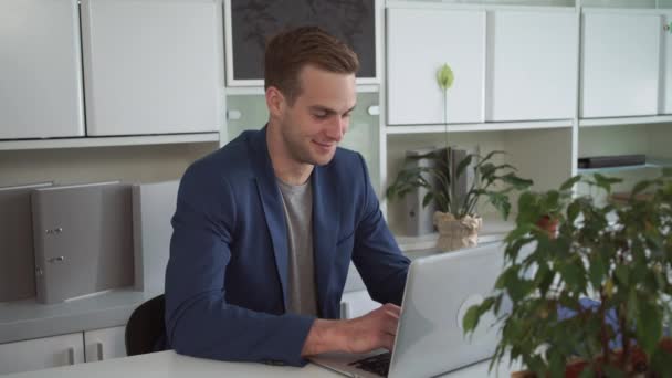 Mutlu işadamı modern ofis içinde belgili tanımlık laptop üzerinde çalışıyor. — Stok video