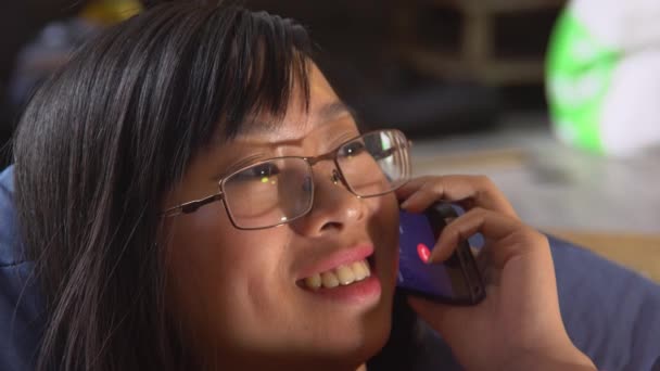 Portrait asiatique jeune femme parler sur smartphone . — Video
