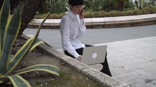 Multitasking Geschäftsfrau Porträt im Freien. — Stockvideo