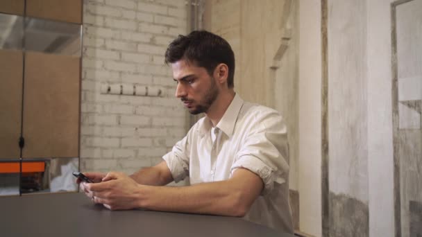 Homme d'affaires professionnel écrivant un message sur le smartphone . — Video