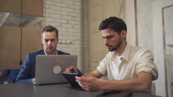 Zakelijke partners bijeen in het creatief bureau. — Stockvideo