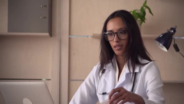 Professionele vrouw arts vertelt en recept in handen houden. — Stockvideo