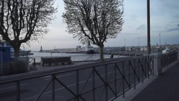 Schiff im Hafen an einem Liegeplatz. Hafen bei Sonnenaufgang mit Jacht. — Stockvideo