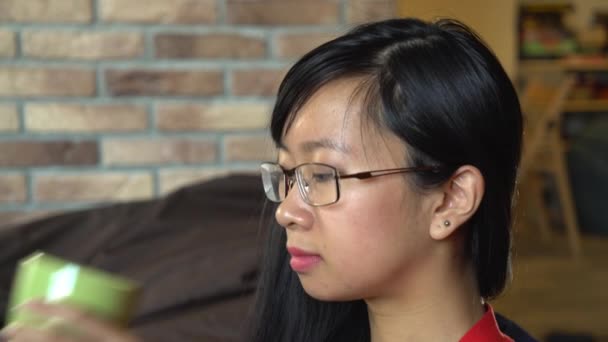 Retrato jovem asiático mulher beber café de um copo verde — Vídeo de Stock