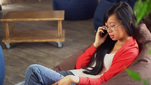 Asiatique femme parler sur le smartphone . — Video