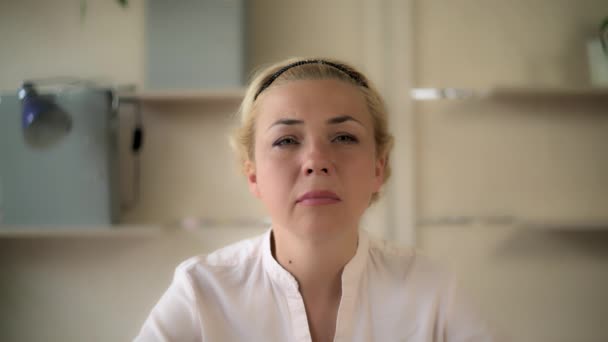 Mujer en la habitación vistiendo en camisa casual . — Vídeos de Stock