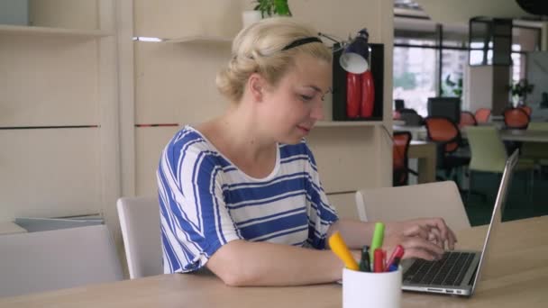 Informatica femminile nello spazio di lavoro . — Video Stock