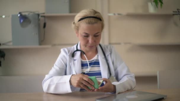 Female medic at the working place. — Stock Video