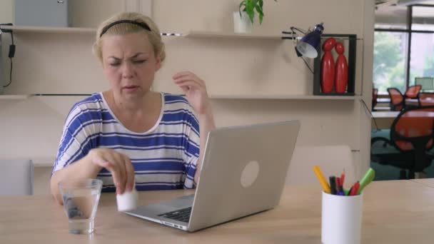Nemocná dívka v pracovním prostoru nosí ležérní top. — Stock video