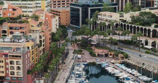 Vista desde el pueblo de Mónaco, Plaza del Palacio Príncipe de Mónaco al atardecer, el famoso puerto, manchas de petróleo en el agua, helicópteros, apartamentos de lujo, agua azul, yate, 4k — Vídeos de Stock