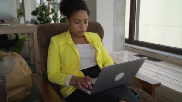 Žena chatování v sociální síti na počítači. — Stock video