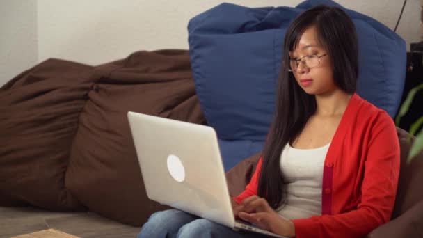 Дівчата обчислення на ноутбуці вдома . — стокове відео