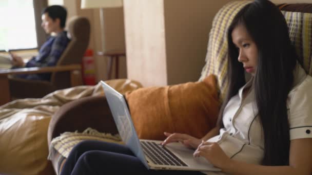 Ragazza che lavora con il computer in casa . — Video Stock