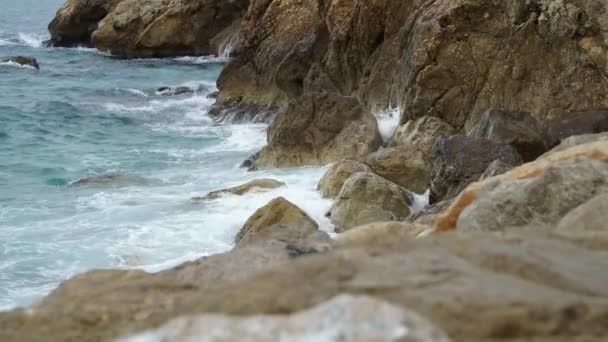 L'acqua blu del mare è montata ad una schiuma bianca — Video Stock