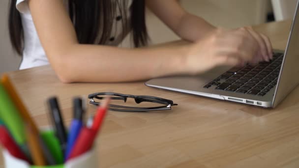 Kobieta ręce pisania na komputerze. — Wideo stockowe