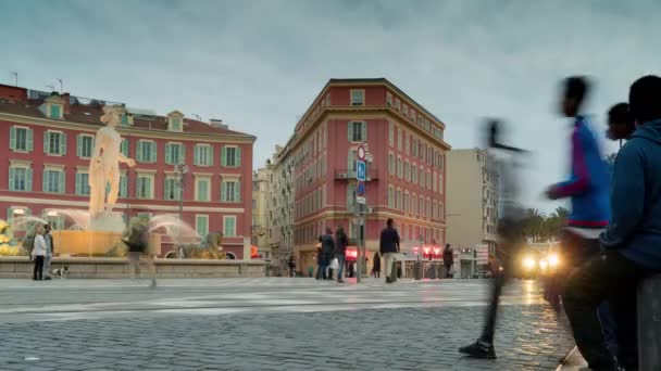 Express view of the city with pedestrians and moving vehicles. — Stock Video