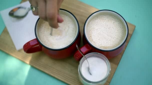 Menina batedores em uma xícara de café vermelho . — Vídeo de Stock