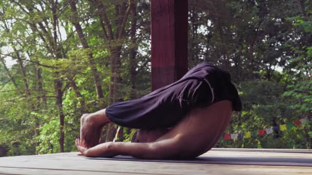 Yogi man in het park neemt Halasana oefening. — Stockvideo