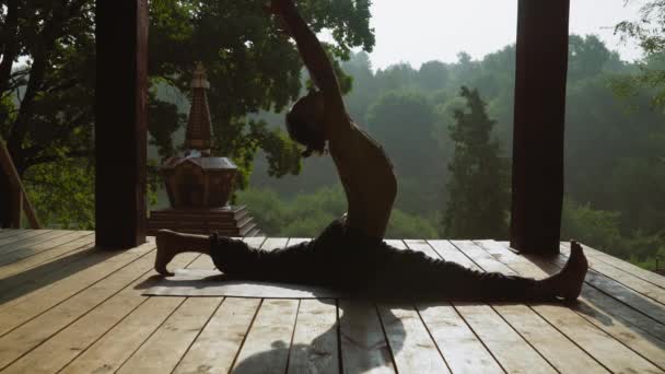 Man zit op splits en yoga. — Stockvideo