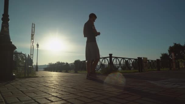 Jogger Training utomhus vid Sunrise. — Stockvideo