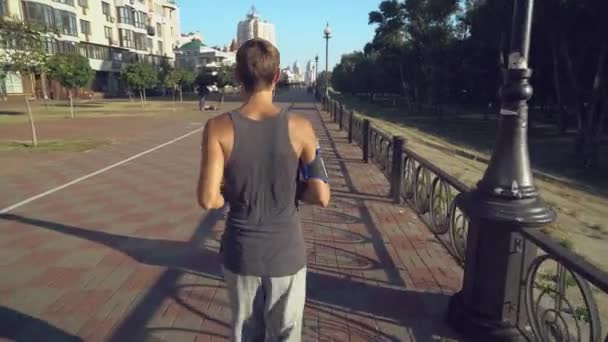 Jogger loopt in de ochtend — Stockvideo