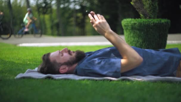 Man using mobile writing sms at the open air. — Stock Video