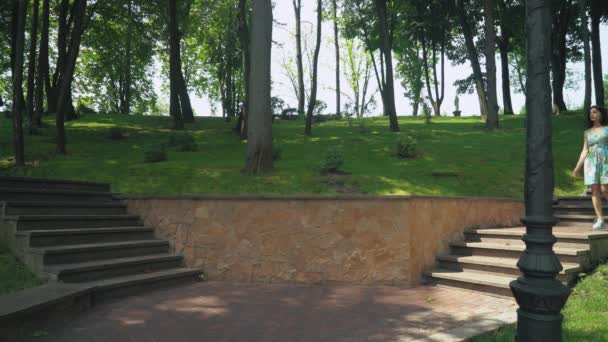 Una niña y un niño bajan las escaleras, se abrazan y dan un paseo. . — Vídeo de stock