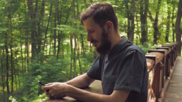 SMS masculins sur la cellule du forestier . — Video