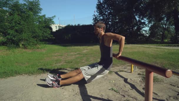 Atlético masculino realizando exercícios na barra transversal . — Vídeo de Stock