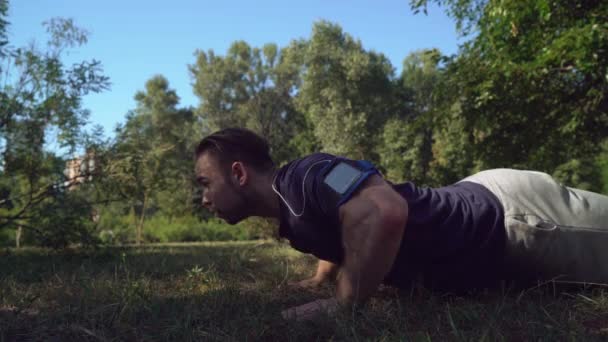 Man doing exercises outdoor. — Stock Video