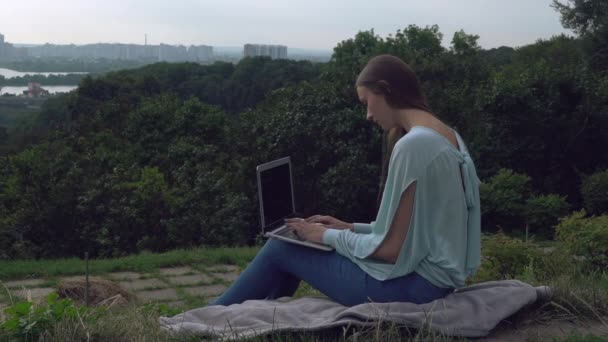 Joven profesional femenino usando internet al aire libre . — Vídeos de Stock