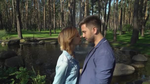 Romantisches Paar bei einem Date im Park. — Stockvideo